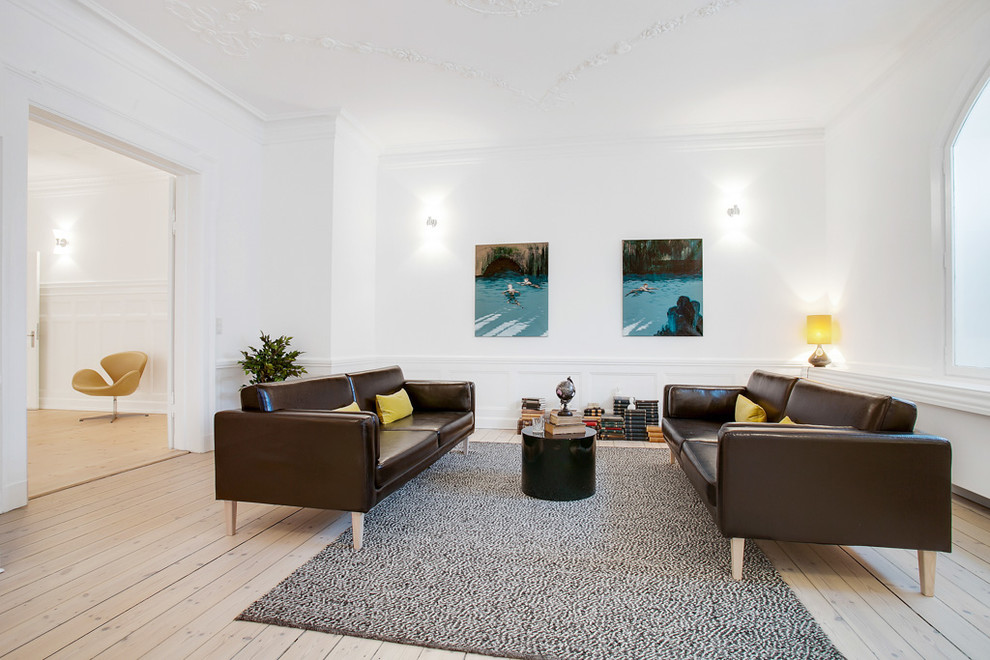 Großes, Repräsentatives, Fernseherloses, Offenes Klassisches Wohnzimmer ohne Kamin mit weißer Wandfarbe und hellem Holzboden in Kopenhagen