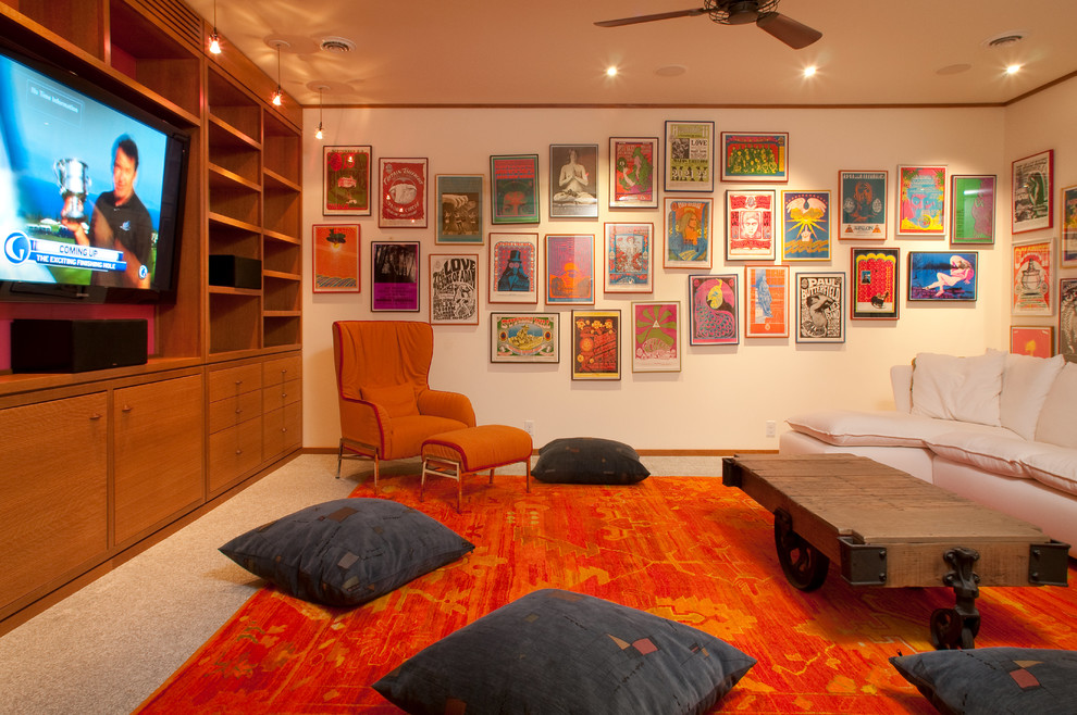 Пример оригинального дизайна: изолированная гостиная комната в стиле кантри с белыми стенами, ковровым покрытием, мультимедийным центром и серым полом