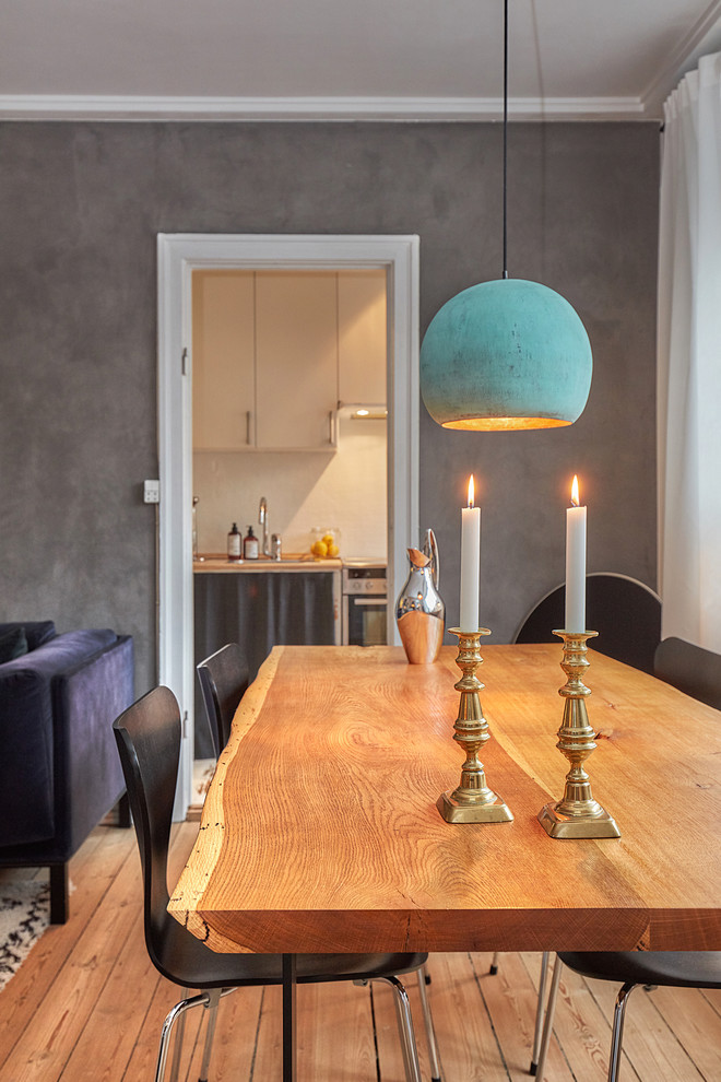 Idée de décoration pour une salle à manger minimaliste avec un mur gris.