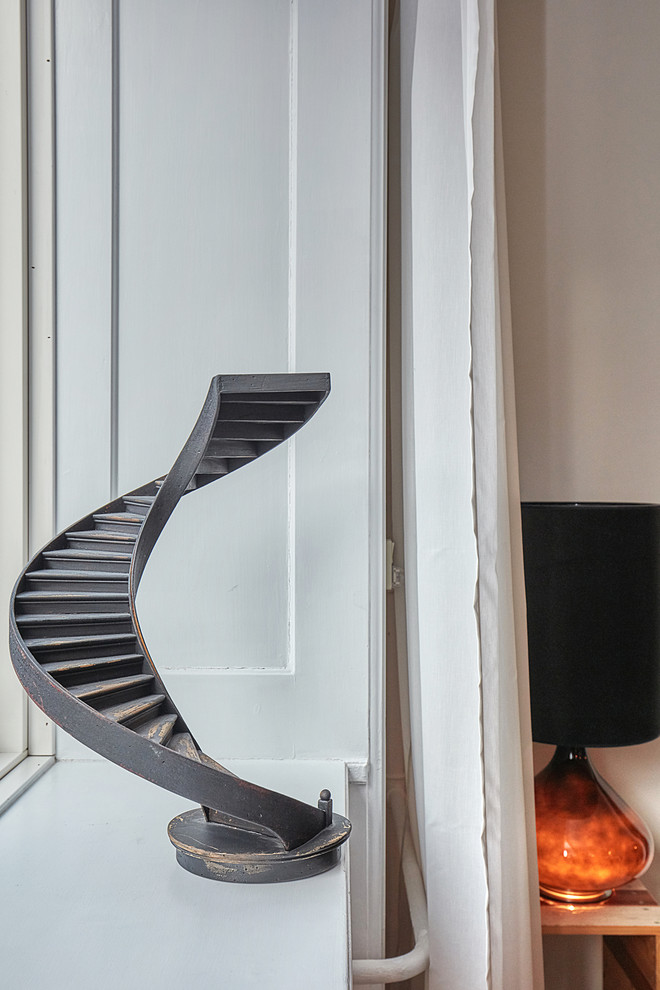 Modernes Wohnzimmer mit grauer Wandfarbe in Kopenhagen