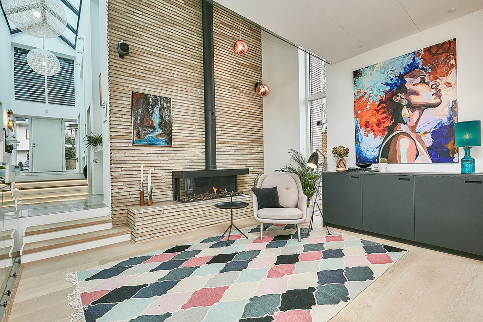 Cette image montre un salon design de taille moyenne et fermé avec parquet clair, un mur multicolore, une cheminée ribbon et un sol beige.