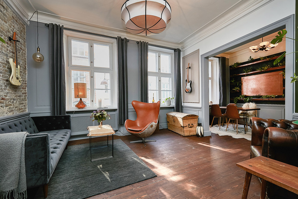 Eklektisches Wohnzimmer mit grüner Wandfarbe in Kopenhagen