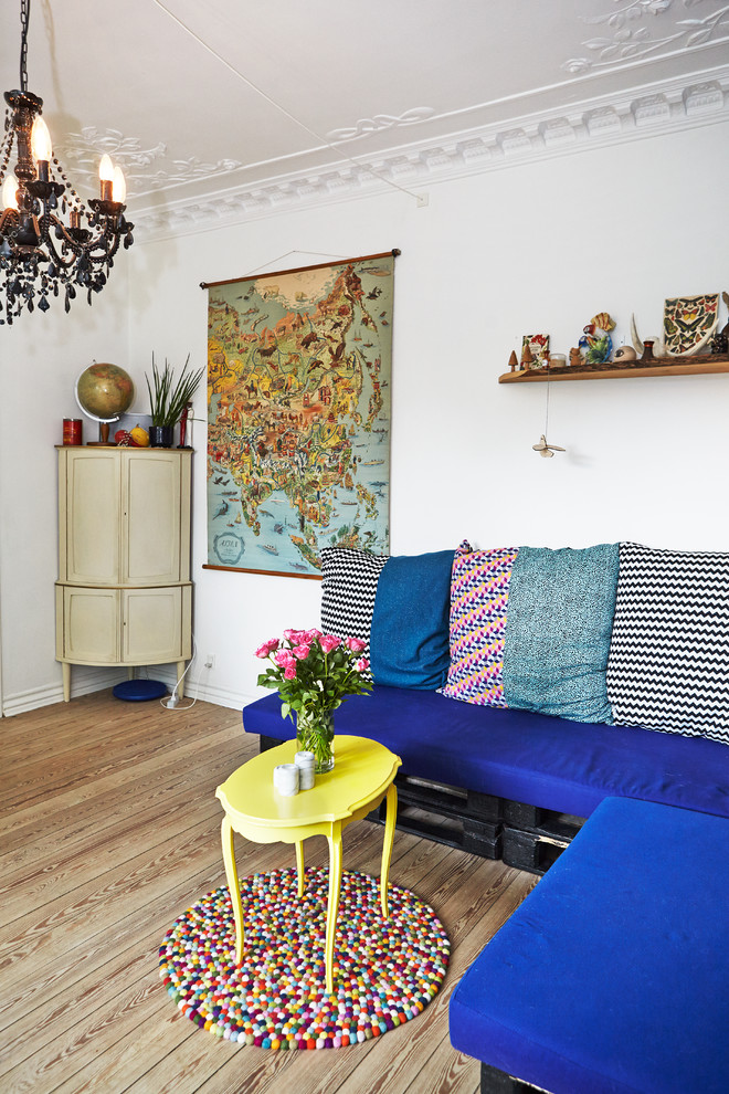 Mittelgroßes, Repräsentatives, Fernseherloses, Abgetrenntes Eklektisches Wohnzimmer ohne Kamin mit weißer Wandfarbe und hellem Holzboden in Wiltshire