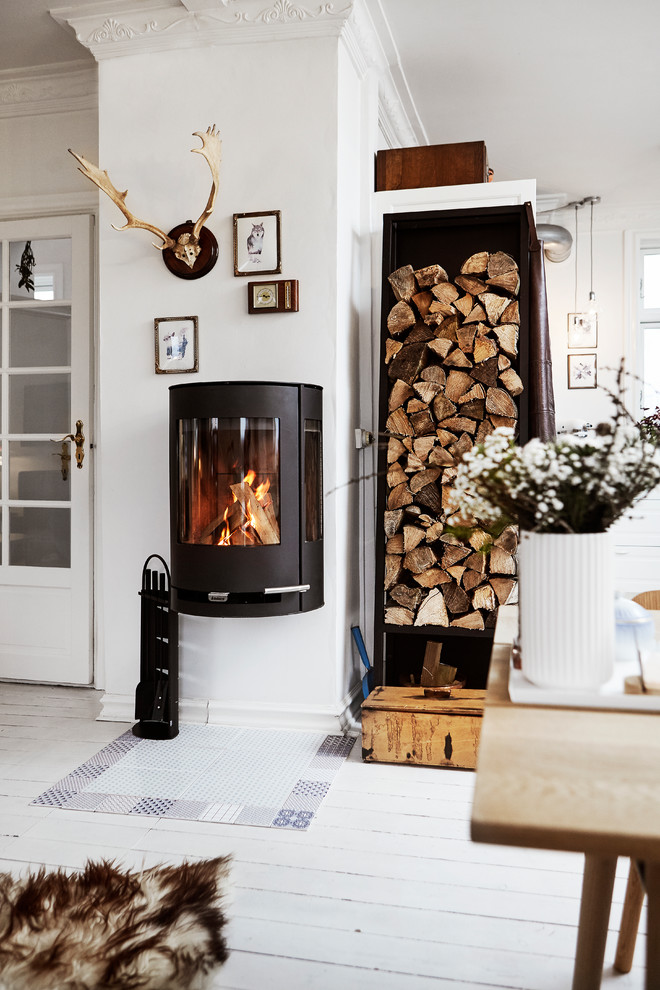 Idee per un piccolo soggiorno scandinavo chiuso con pareti bianche, pavimento in legno verniciato e pavimento bianco