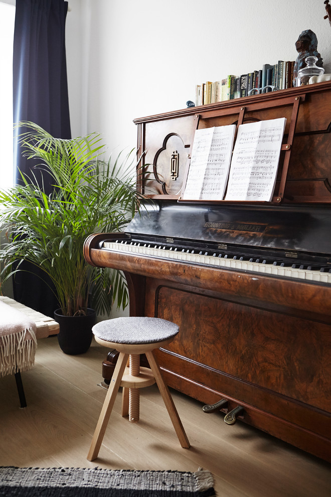 Ispirazione per un soggiorno scandinavo con sala della musica, pareti bianche e parquet chiaro
