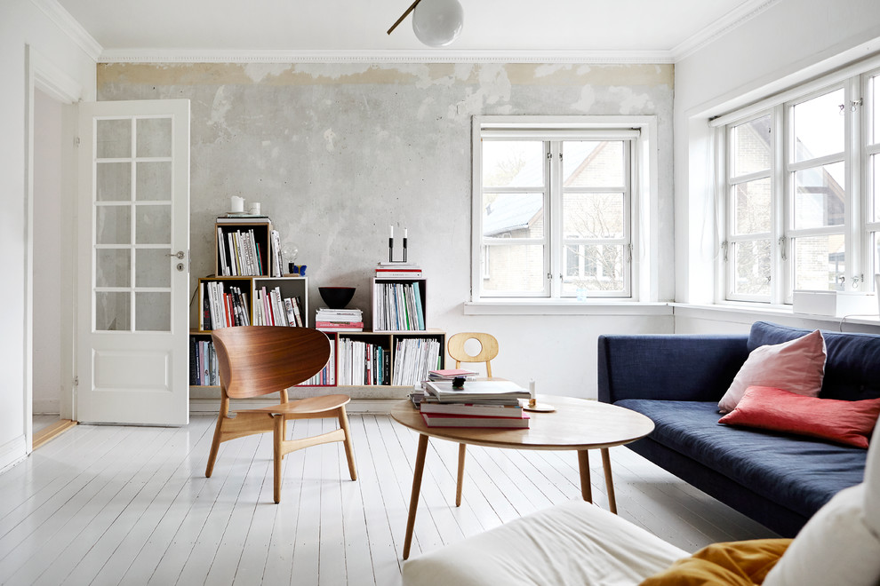 На фото: изолированная гостиная комната среднего размера в скандинавском стиле с серыми стенами, деревянным полом, белым полом и акцентной стеной