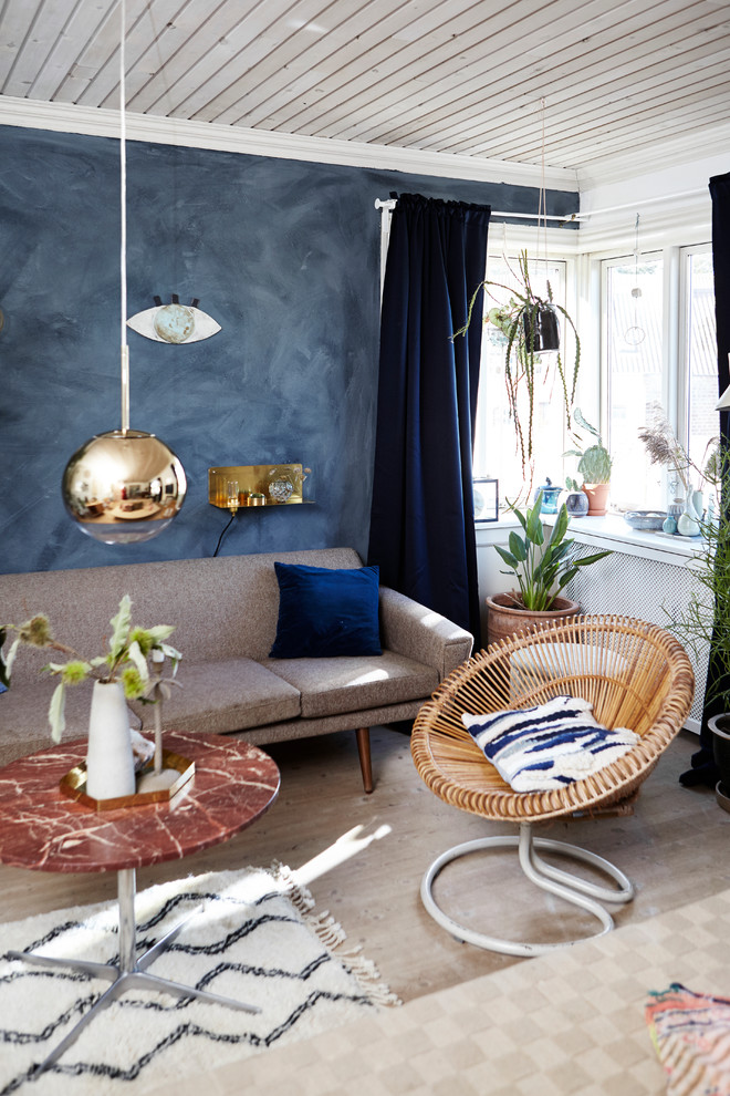 Bild på ett mellanstort eklektiskt vardagsrum, med blå väggar och ljust trägolv
