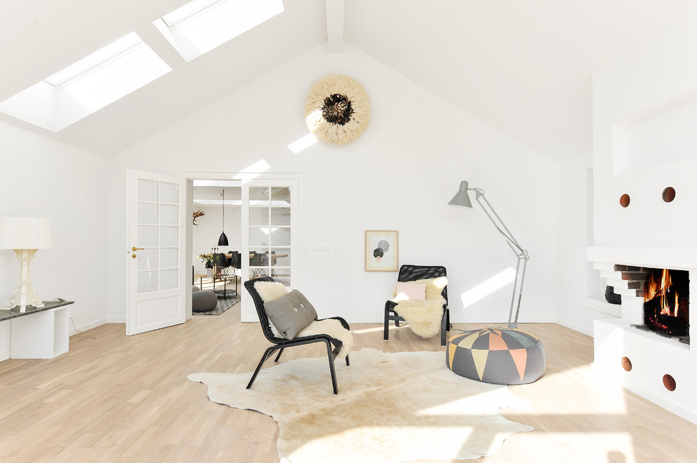 Diseño de salón nórdico con paredes blancas y suelo de madera clara