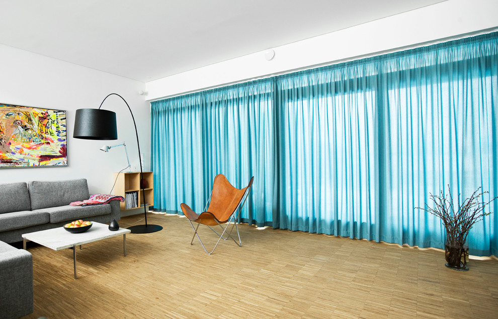 Mittelgroßes, Repräsentatives Modernes Wohnzimmer mit weißer Wandfarbe und Korkboden in Kopenhagen