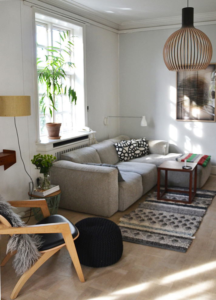Photo of a scandinavian living room in Copenhagen with feature lighting.