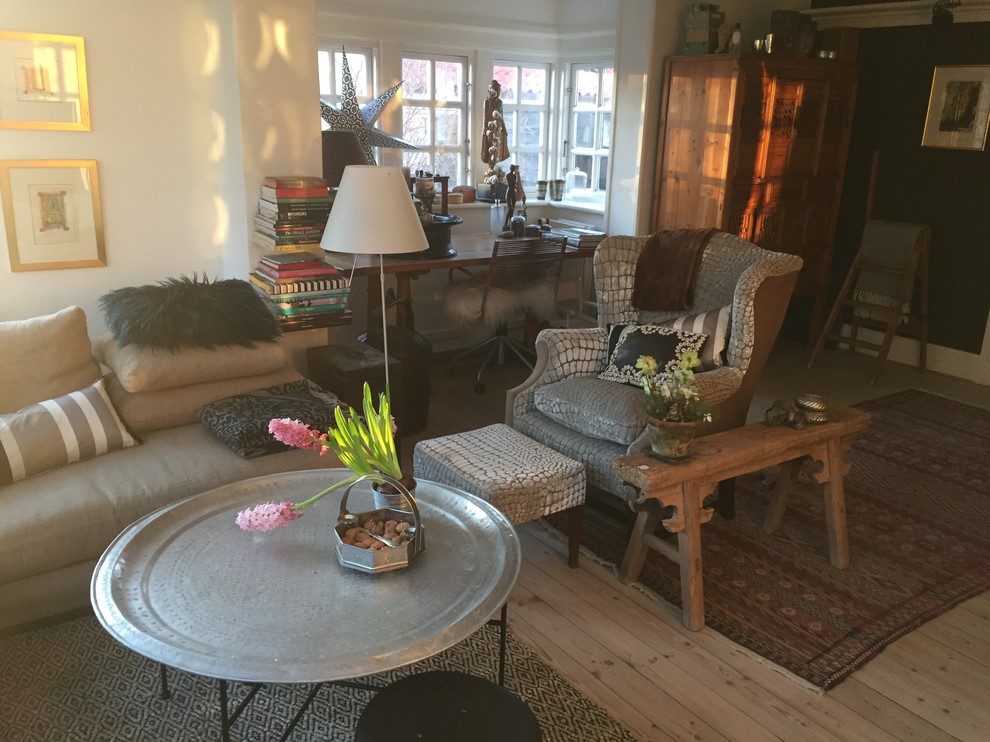 Example of a transitional living room design in Copenhagen