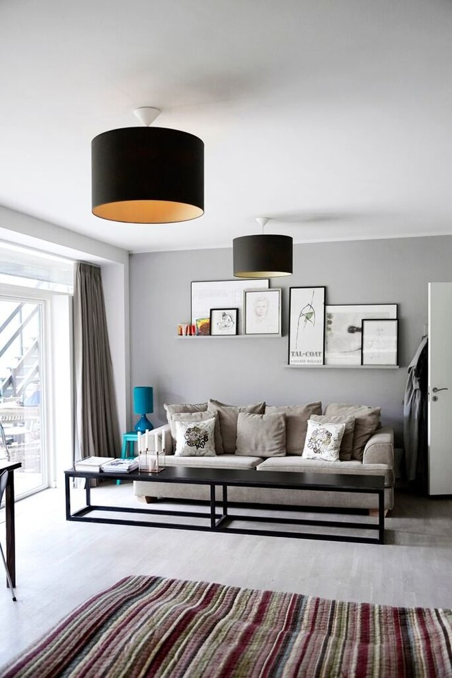 Идея дизайна: парадная, изолированная гостиная комната среднего размера в скандинавском стиле с серыми стенами и светлым паркетным полом без камина, телевизора