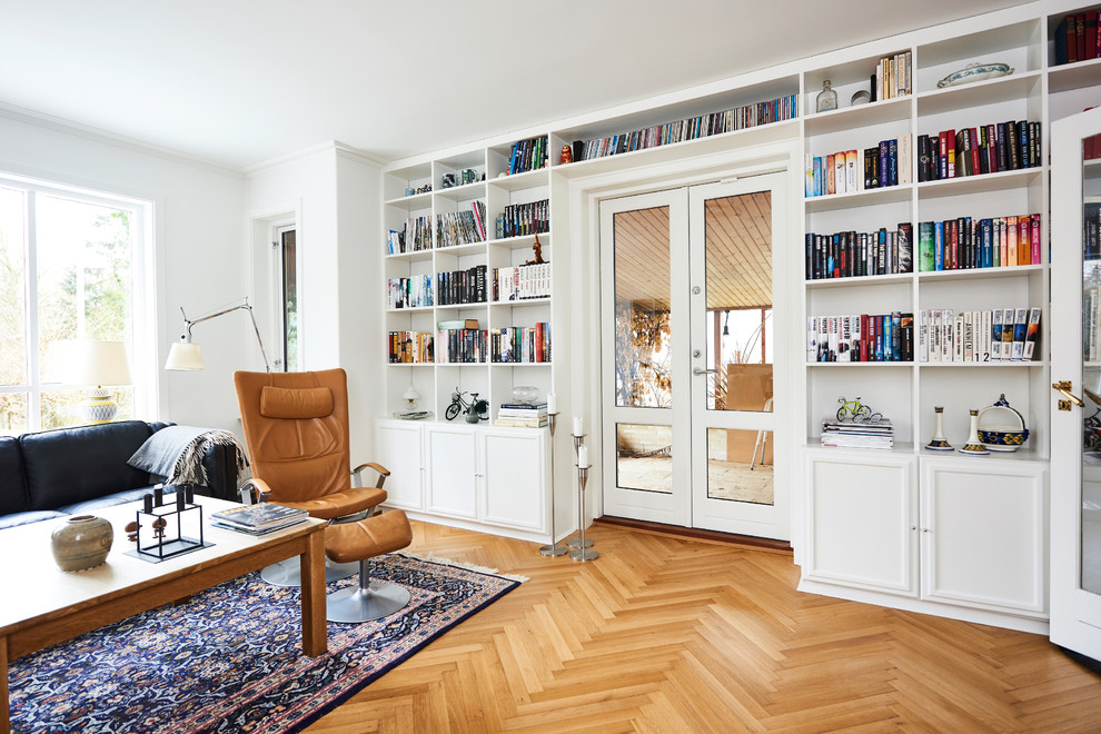 Diseño de salón nórdico de tamaño medio con paredes blancas y suelo de madera en tonos medios