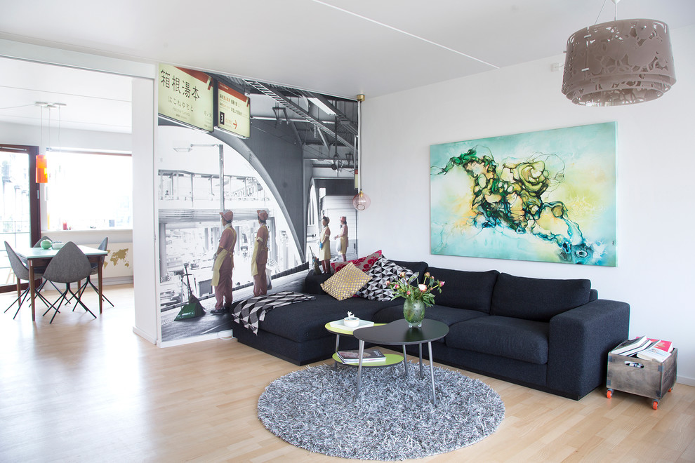 Offenes, Mittelgroßes, Repräsentatives, Fernseherloses Skandinavisches Wohnzimmer mit weißer Wandfarbe und hellem Holzboden in Kopenhagen