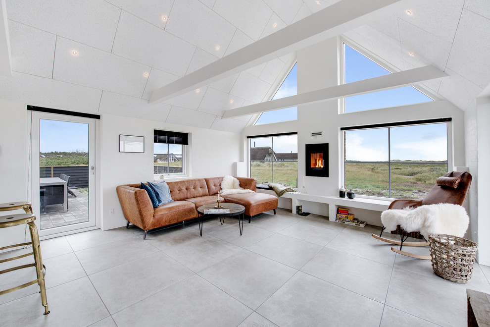 Immagine di un grande soggiorno nordico con pareti bianche e pavimento grigio