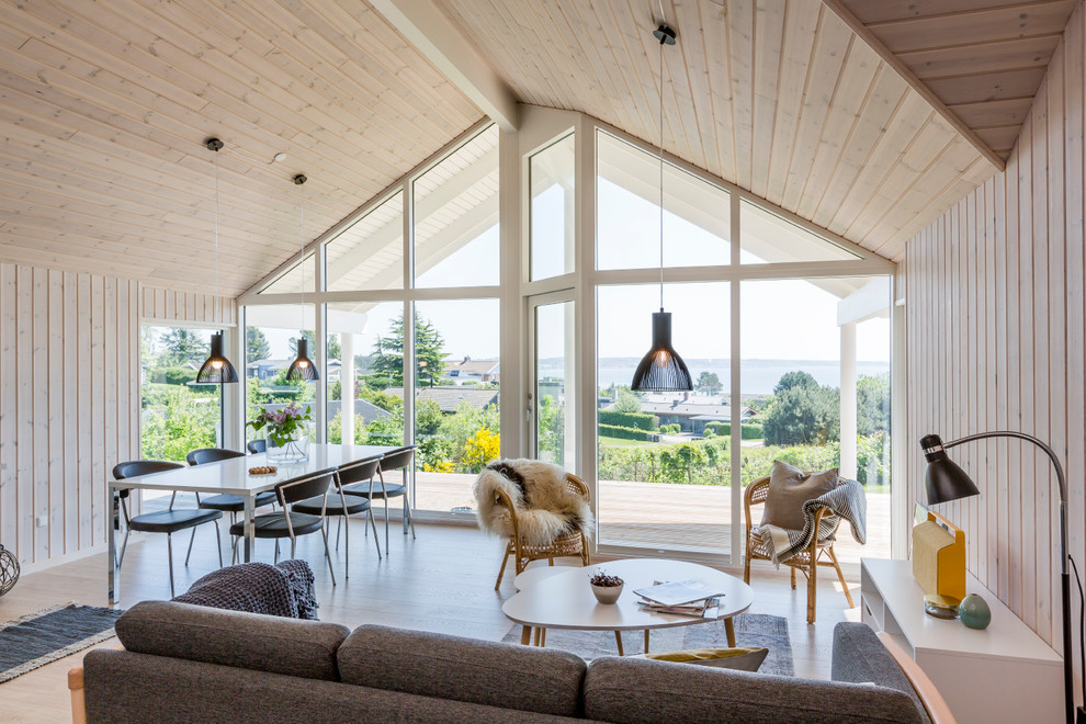 Foto di un soggiorno nordico di medie dimensioni e aperto con parquet chiaro