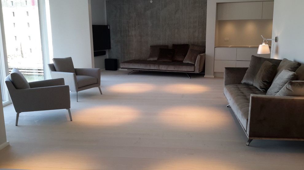 Imagen de salón para visitas abierto escandinavo de tamaño medio con paredes grises y televisor colgado en la pared