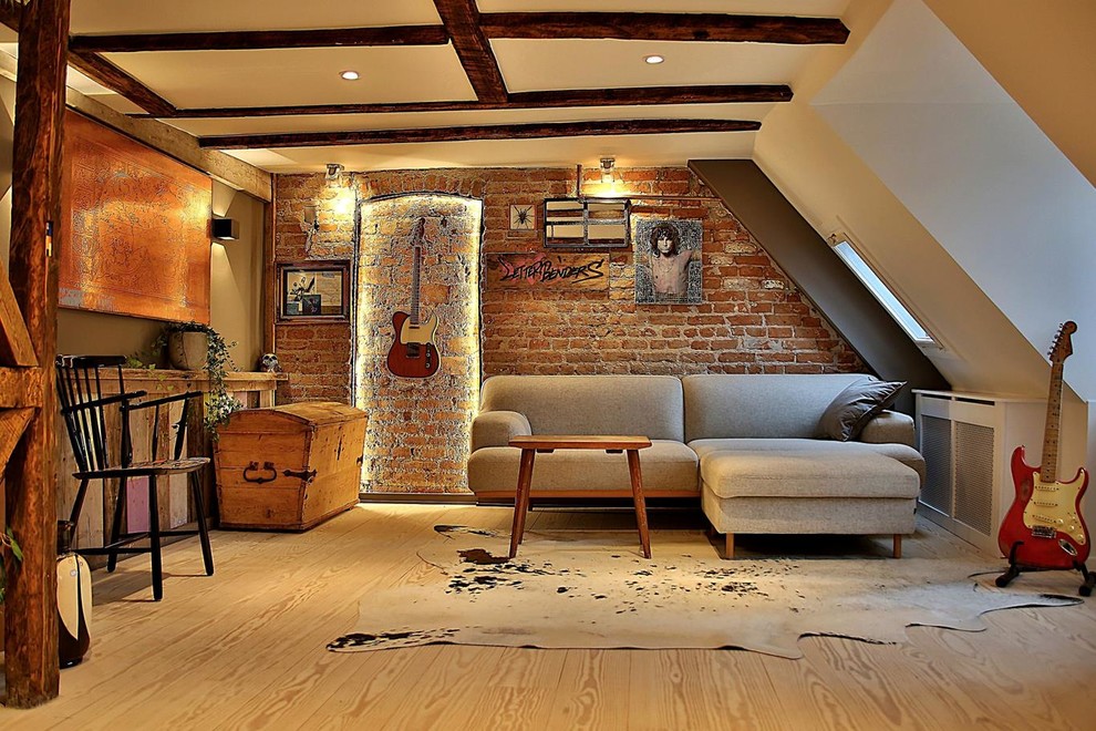 На фото: двухуровневая гостиная комната среднего размера в стиле рустика с белыми стенами и светлым паркетным полом с