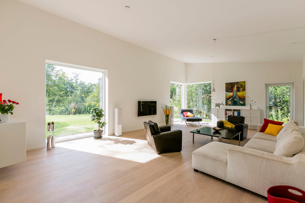 Foto di un soggiorno minimalista con pareti bianche, parquet chiaro e pavimento beige
