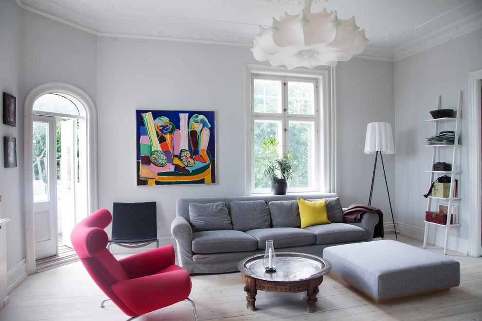 Großes, Repräsentatives, Fernseherloses, Abgetrenntes Skandinavisches Wohnzimmer ohne Kamin mit grauer Wandfarbe und gebeiztem Holzboden in Kopenhagen