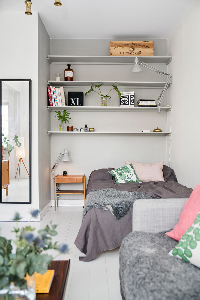 Skandinavisches Wohnzimmer mit weißer Wandfarbe, gebeiztem Holzboden und weißem Boden in Kopenhagen