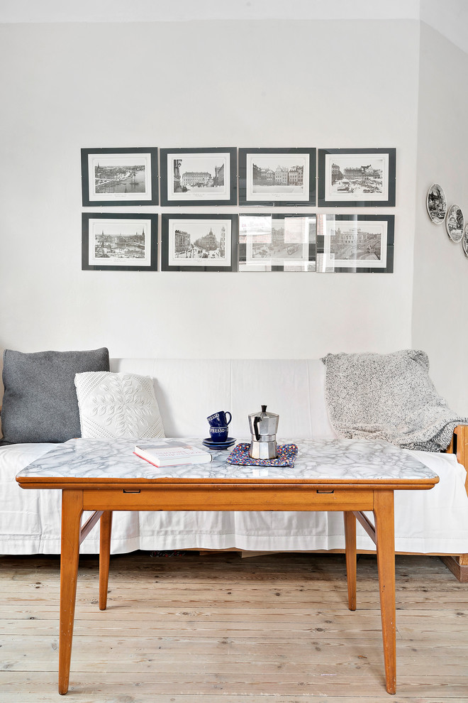 Skandinavisches Wohnzimmer mit weißer Wandfarbe, hellem Holzboden und beigem Boden in Kopenhagen