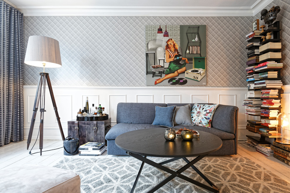 Imagen de salón clásico renovado sin chimenea y televisor con paredes grises, suelo de madera clara y suelo beige