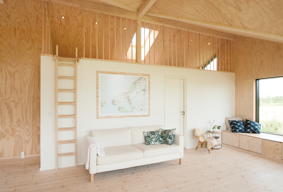 Mittelgroßes Skandinavisches Wohnzimmer mit bunten Wänden und hellem Holzboden in Esbjerg