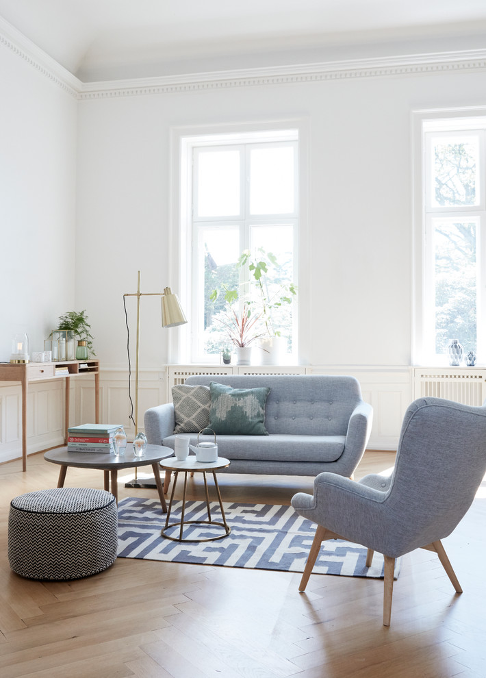Свежая идея для дизайна: парадная, изолированная гостиная комната среднего размера в скандинавском стиле с белыми стенами и светлым паркетным полом без камина, телевизора - отличное фото интерьера