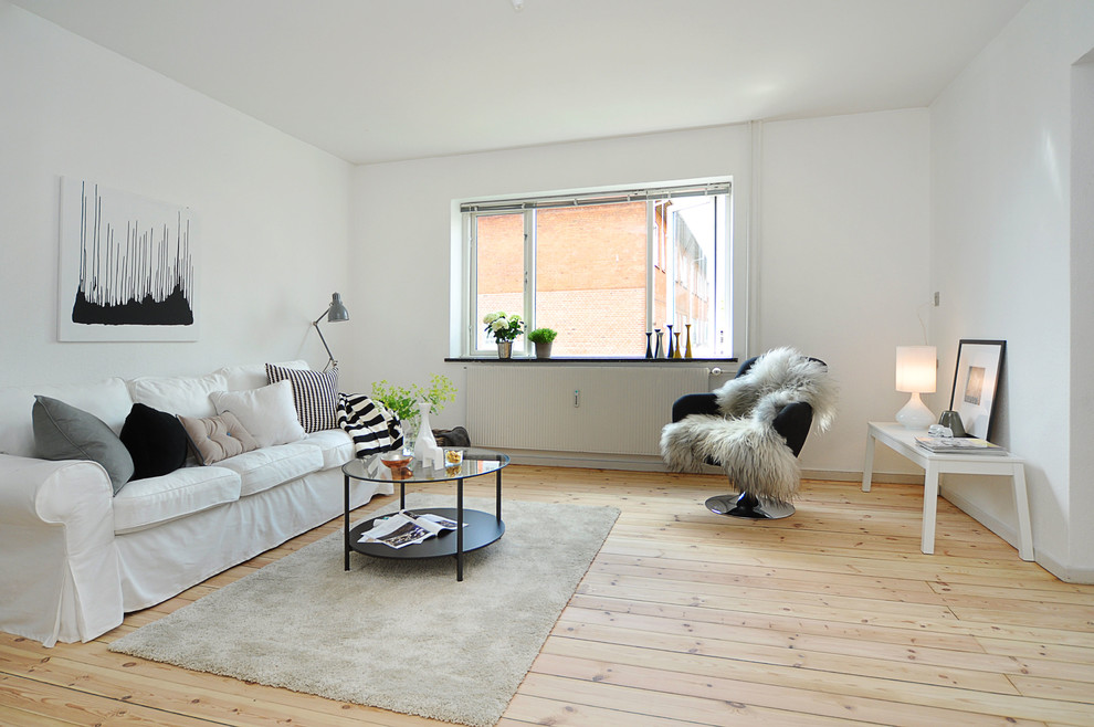 Пример оригинального дизайна: изолированная гостиная комната среднего размера в скандинавском стиле с белыми стенами, светлым паркетным полом и бежевым полом без камина