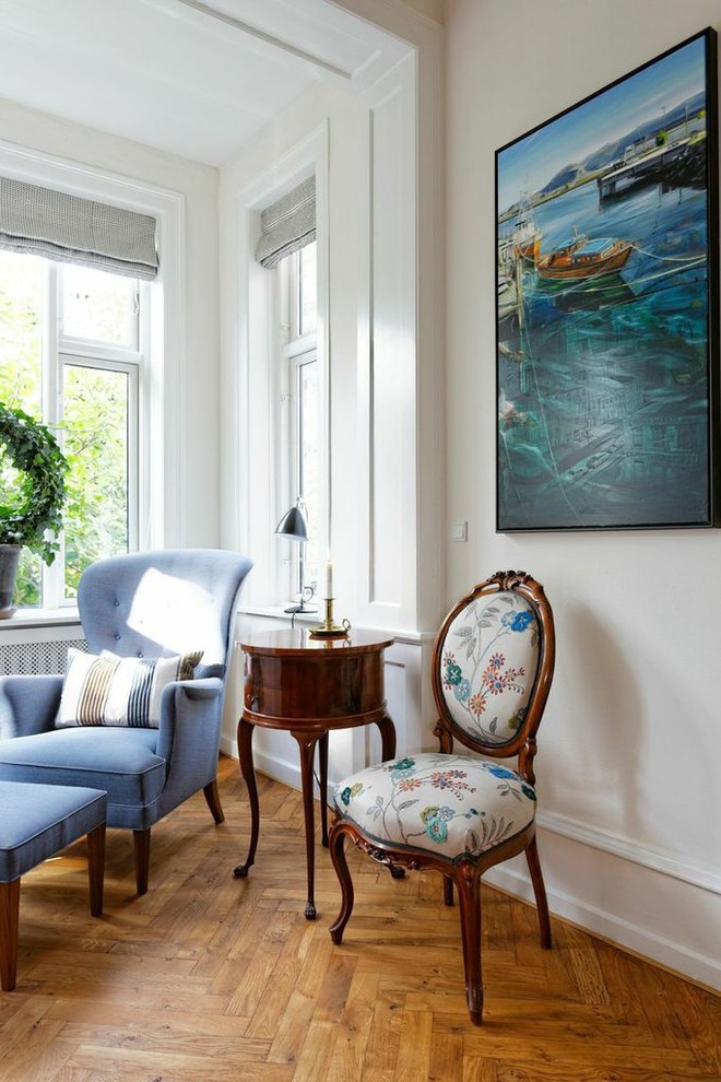 Стильный дизайн: гостиная комната в скандинавском стиле с белыми стенами, паркетным полом среднего тона и коричневым полом - последний тренд