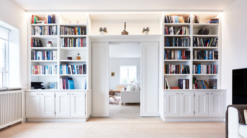 Idee per un soggiorno nordico di medie dimensioni e chiuso con pareti bianche e parquet chiaro