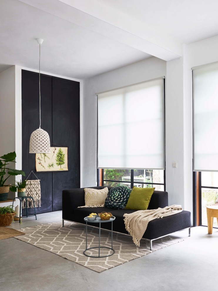Mittelgroßes, Offenes Modernes Wohnzimmer ohne Kamin mit schwarzer Wandfarbe und Betonboden in Kopenhagen