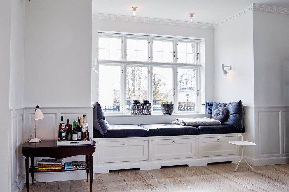 Foto di un soggiorno tradizionale con pareti bianche, parquet chiaro e pavimento beige
