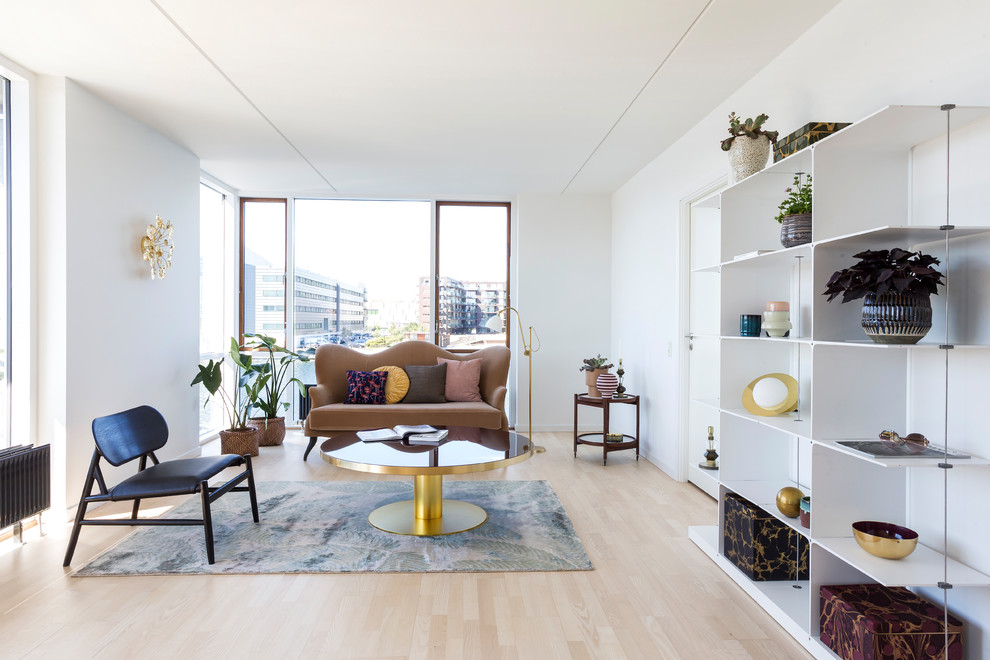 Idéer för mellanstora skandinaviska separata vardagsrum, med vita väggar, ljust trägolv och beiget golv