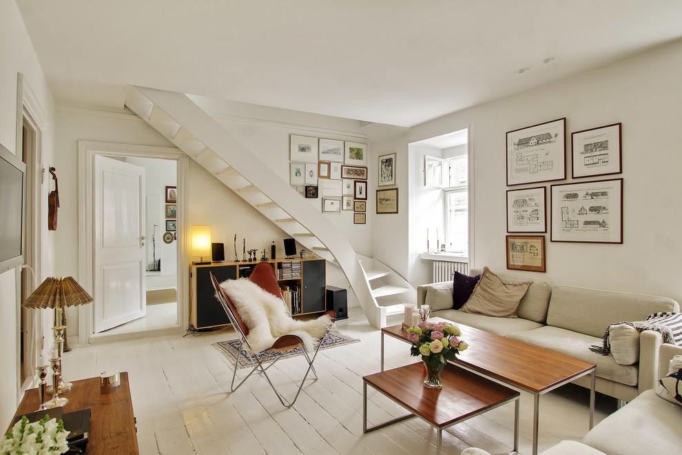 Mittelgroßes, Repräsentatives, Fernseherloses, Abgetrenntes Nordisches Wohnzimmer ohne Kamin mit weißer Wandfarbe und gebeiztem Holzboden in Kopenhagen