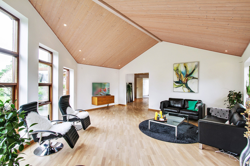 Großes, Repräsentatives, Fernseherloses, Offenes Skandinavisches Wohnzimmer ohne Kamin mit weißer Wandfarbe und hellem Holzboden in Aarhus