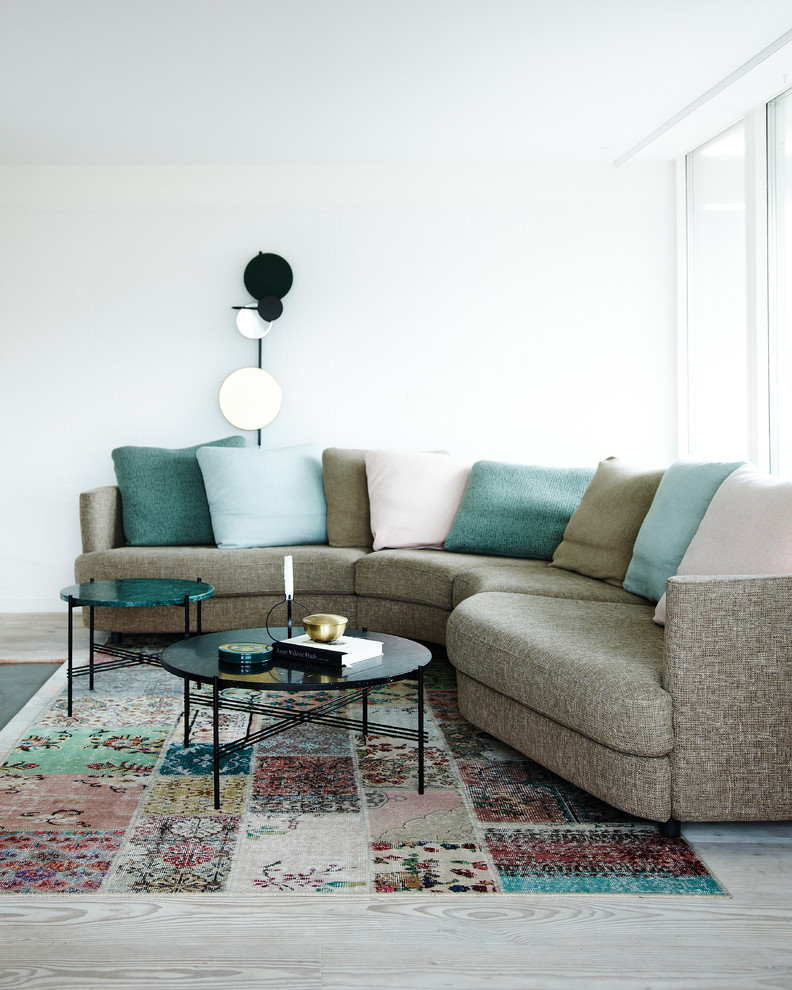 Repräsentatives Skandinavisches Wohnzimmer mit weißer Wandfarbe, hellem Holzboden und beigem Boden in Kopenhagen