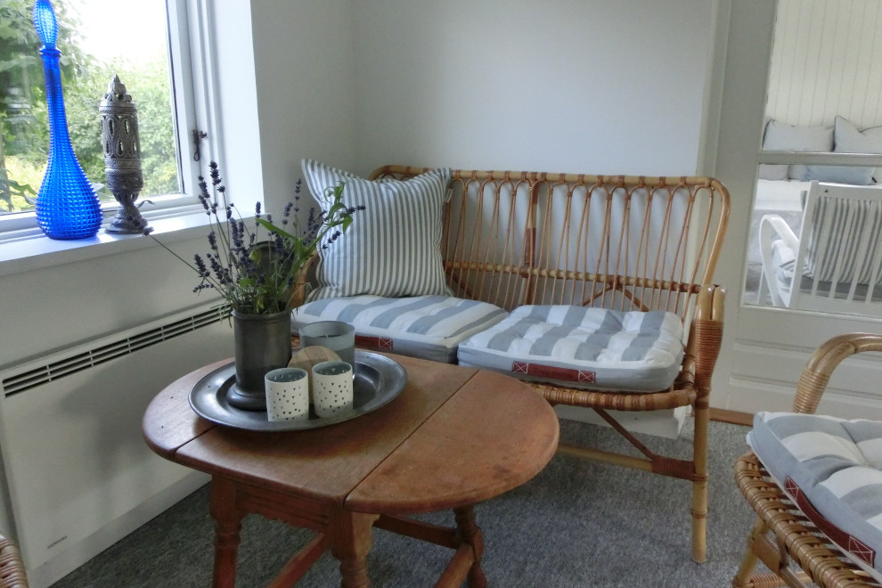 Mittelgroßes, Offenes Mediterranes Wohnzimmer mit weißer Wandfarbe, Teppichboden und grauem Boden in Odense