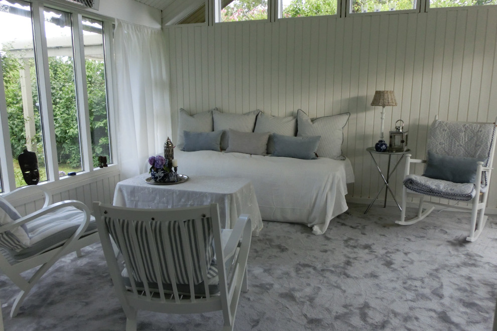 Exemple d'un salon méditerranéen de taille moyenne et ouvert avec un mur blanc, moquette et un sol gris.