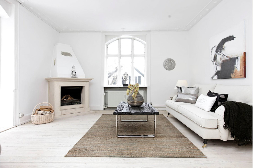 Idéer för mellanstora nordiska separata vardagsrum, med ett finrum, vita väggar, ljust trägolv, beiget golv och en öppen hörnspis