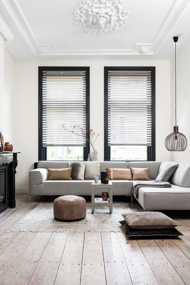Idee per un grande soggiorno chic con pareti bianche, pavimento in legno massello medio e pavimento beige