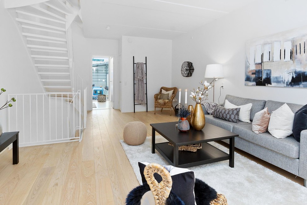 Foto di un piccolo soggiorno nordico aperto con pareti bianche, parquet chiaro, sala formale e pavimento beige