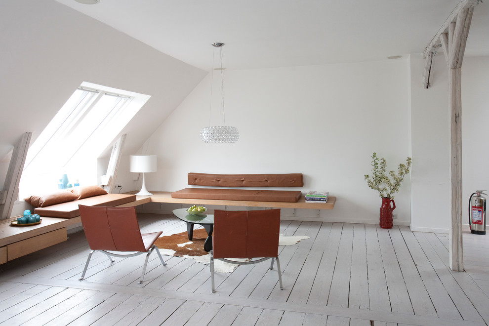 Стильный дизайн: парадная гостиная комната среднего размера в скандинавском стиле с белыми стенами и деревянным полом без камина, телевизора - последний тренд