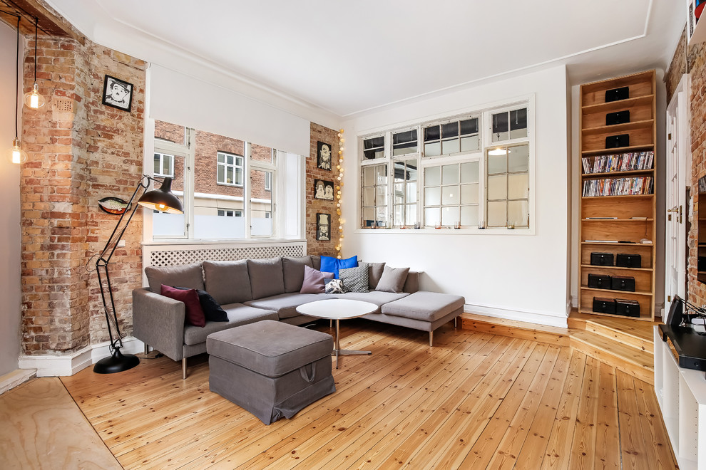Offenes, Mittelgroßes, Repräsentatives Modernes Wohnzimmer ohne Kamin mit weißer Wandfarbe, hellem Holzboden und TV-Wand in Kopenhagen