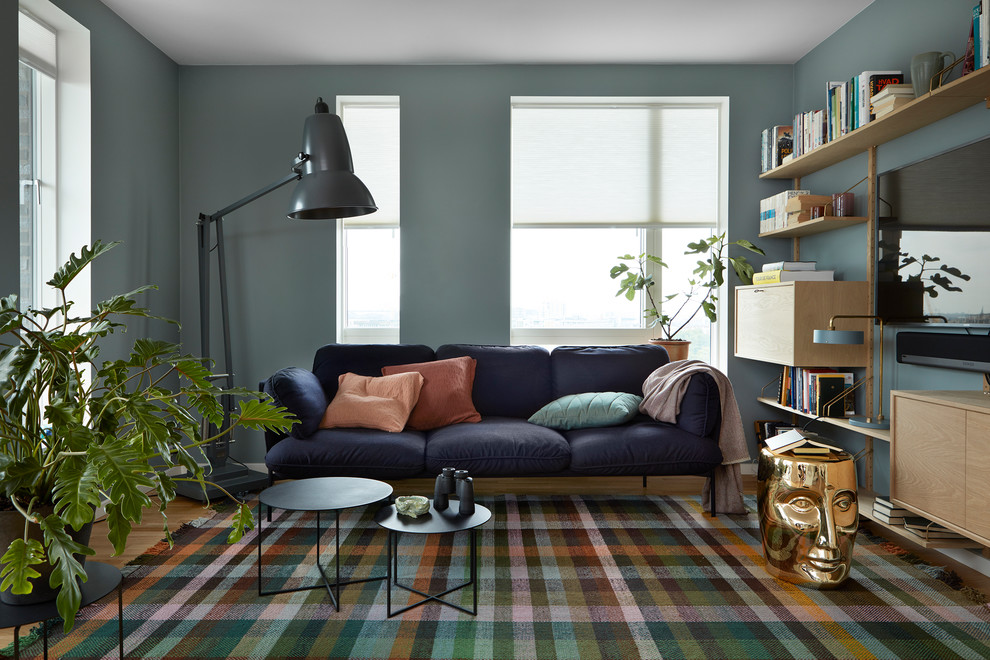 Idéer för ett modernt vardagsrum, med blå väggar, ljust trägolv, en inbyggd mediavägg och beiget golv