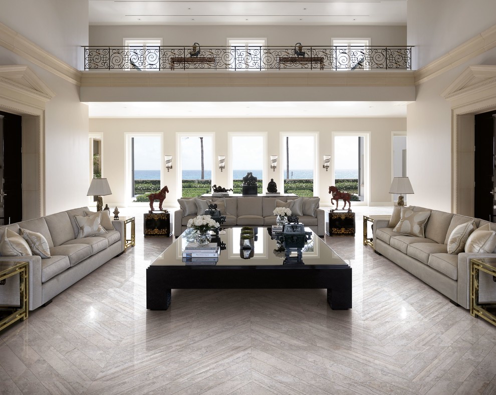 Esempio di un ampio soggiorno tradizionale aperto con sala formale, pareti beige, pavimento in marmo, nessun camino e nessuna TV