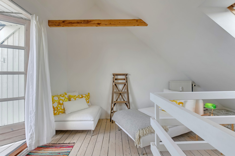 Kleines Skandinavisches Wohnzimmer im Loft-Stil mit weißer Wandfarbe und hellem Holzboden in Aalborg