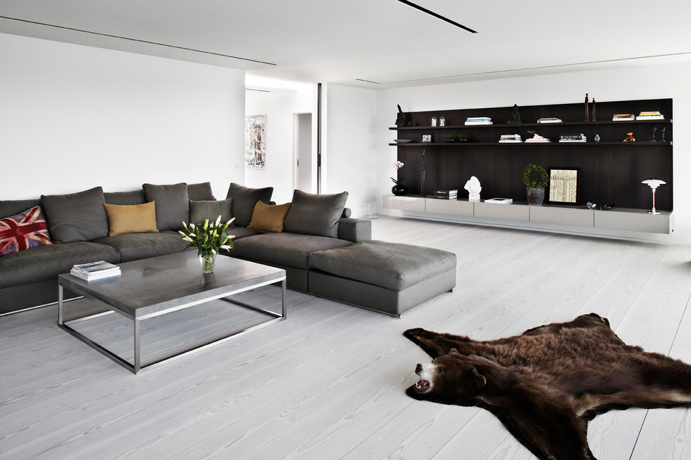 Großes, Repräsentatives, Fernseherloses, Offenes Skandinavisches Wohnzimmer ohne Kamin mit weißer Wandfarbe und gebeiztem Holzboden in Aarhus