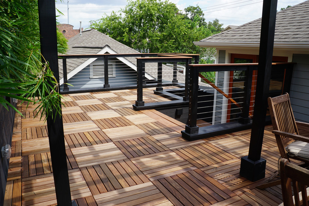 Modelo de terraza minimalista de tamaño medio en patio trasero y anexo de casas